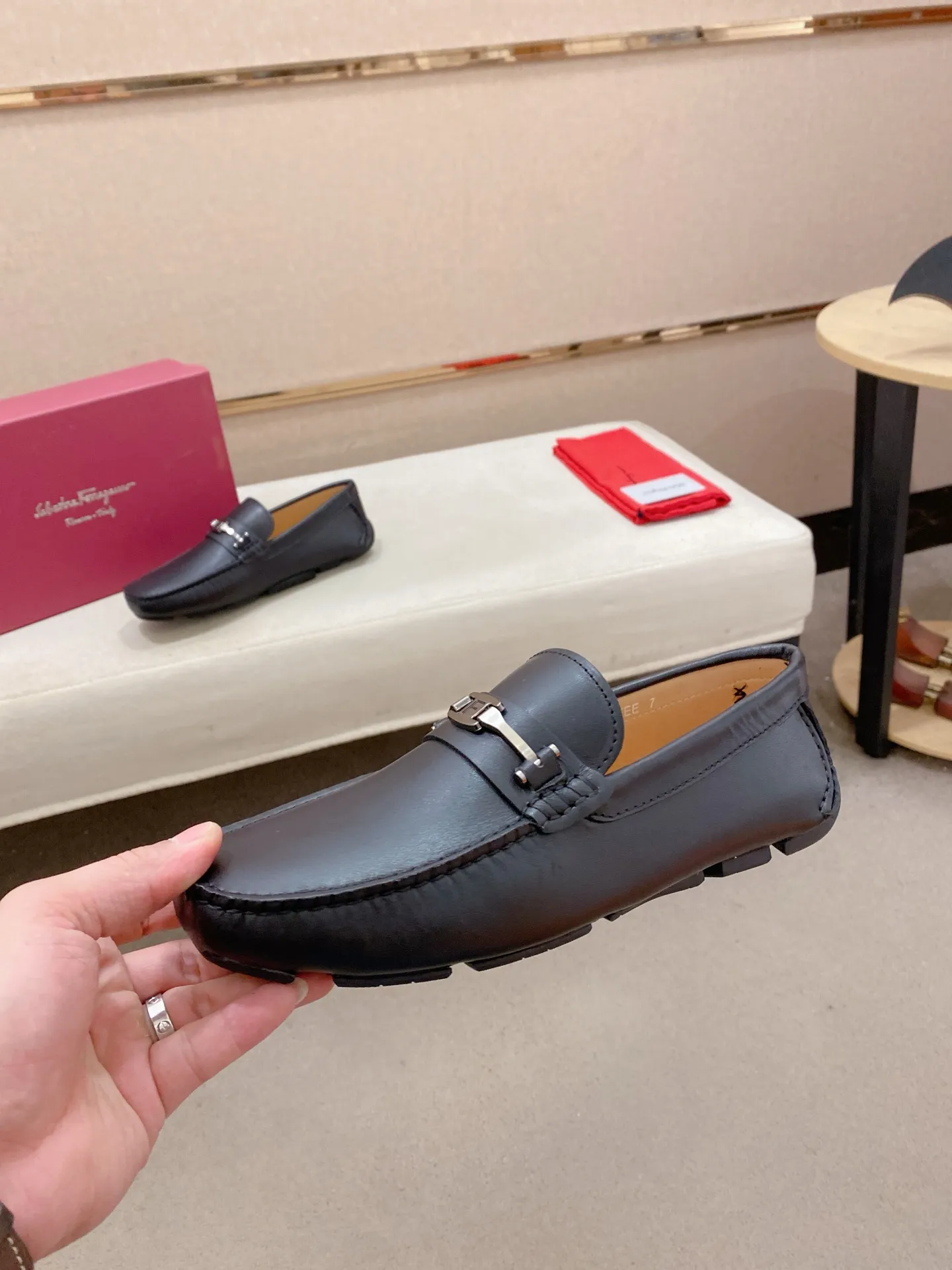 Factory price: 540💰High-end quality! Ferragamo🆕🆕Exclusive hot-selling products in stock🔥🔥New products on the shelves, high-quality Ferragamo men's pea shoes, high-end casual driving shoes, with complete packaging! 💪 💪 Material: imported first-layer cowhide 🐂 + imported high-quality water-dyed cowhide lining + wear-resistant outsole 👍🏻👍🏻 Features: high-end and comfortable, purely handmade 🚀 🚀 Create the perfect shoe that suits you best 🔥 🔥 Size: (38-44) 45 standard size can be customized!